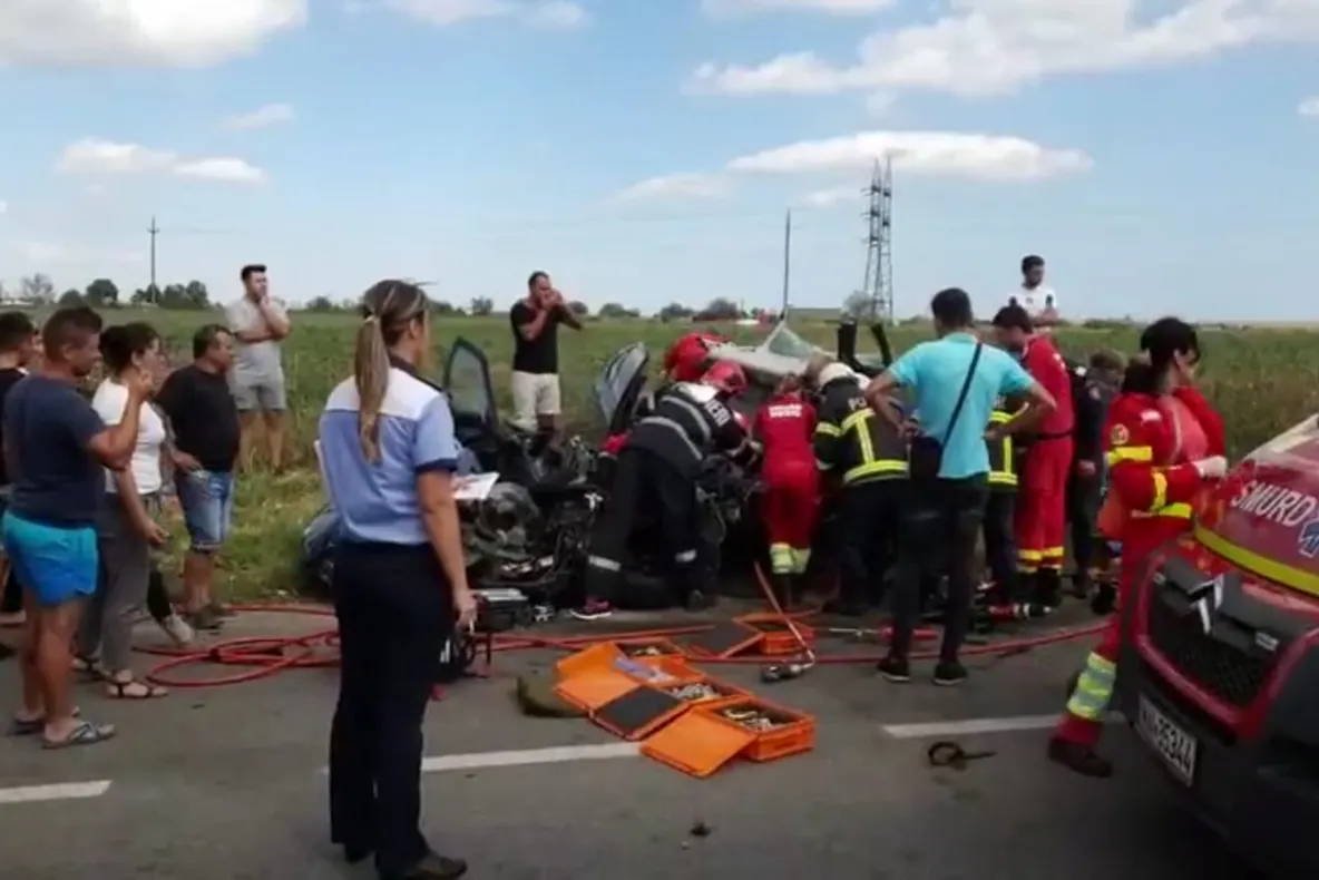 Accident la Peștișani: Trei mașini s-au ciocnit