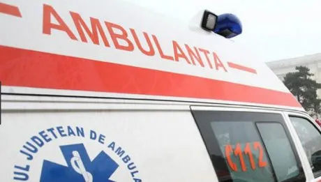 O femeie a ajuns la spital după ce i-a căzut o bucată de tencuială în cap