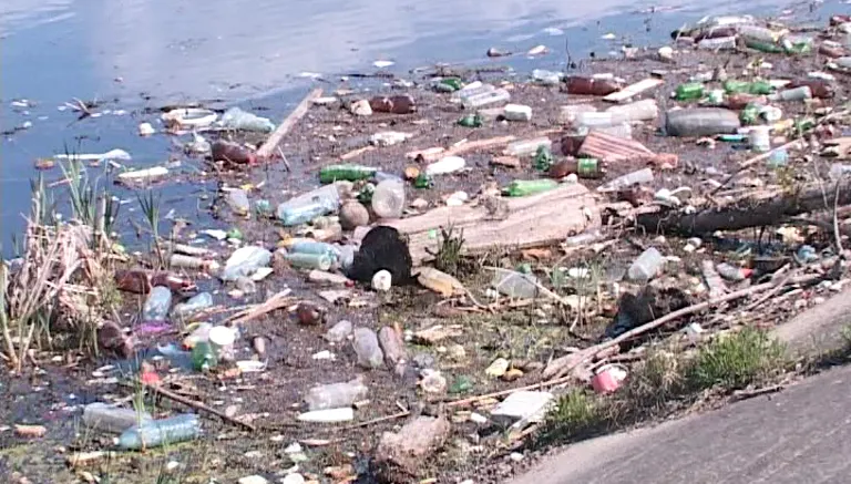 Groapă de gunoi improvizată în albia Jiului