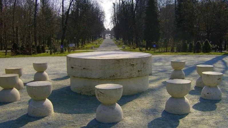 A început modernizarea Căii Eroilor, strada care leagă operele lui Brâncuși din Târgu Jiu