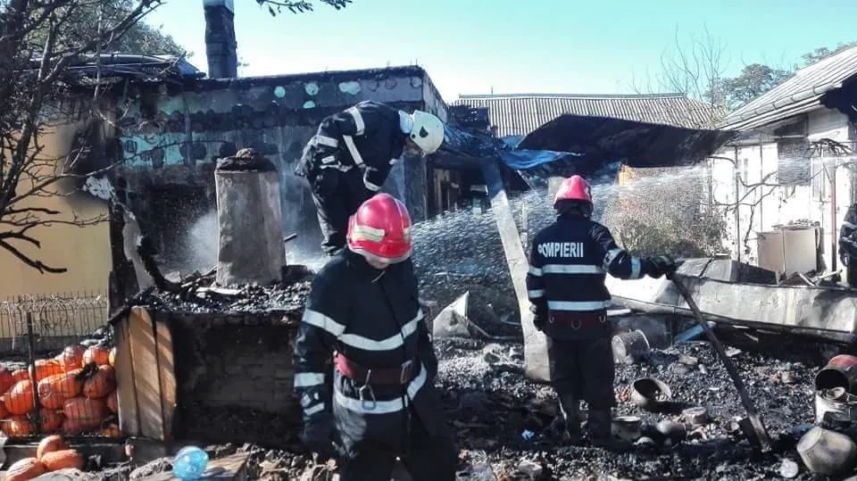 O fetiță în vârstă de 13 ani, rănită grav în incendiul de la Telești