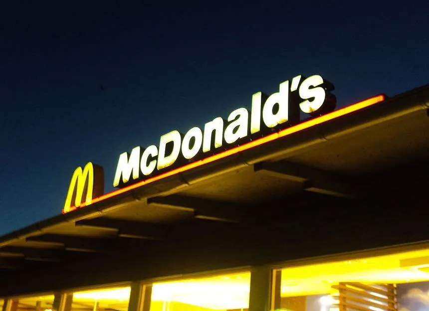 McDonald's vine la Târgu Jiu. Restaurantul fast-food va fi în incinta stadionului