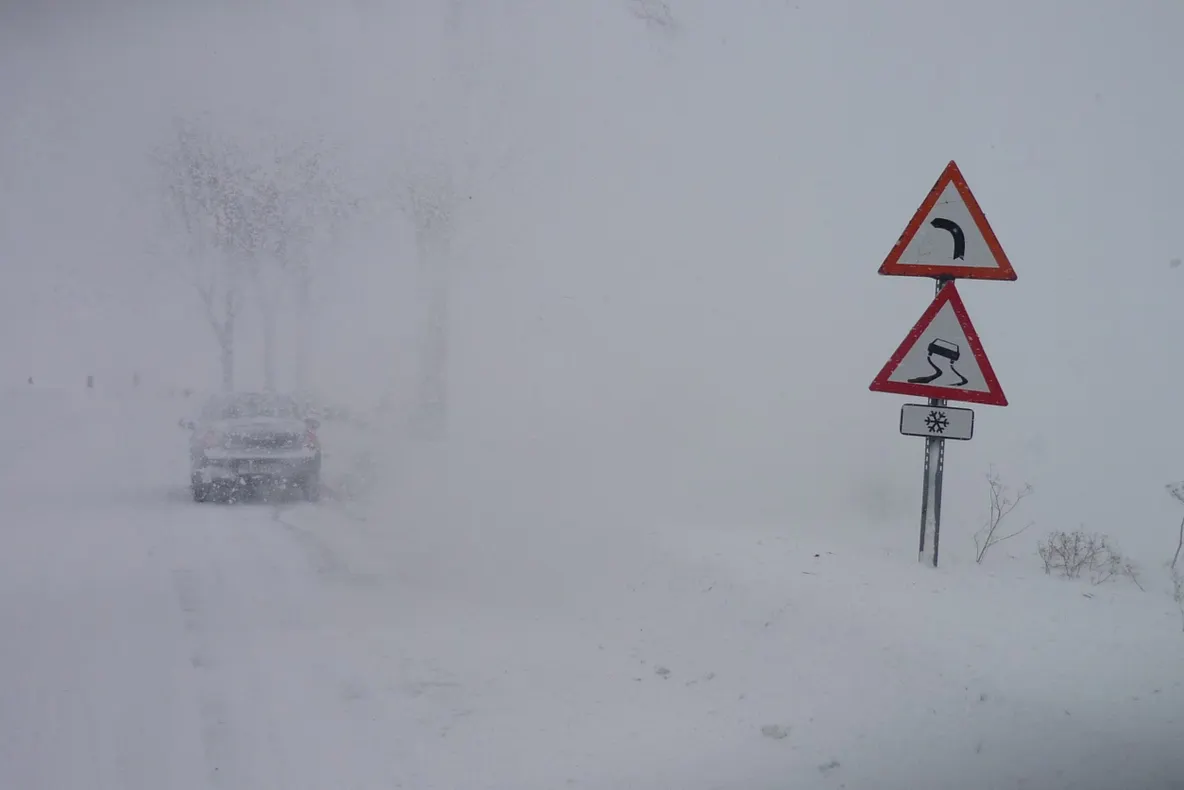Alertă meteo în munții Gorjului: Cod galben de ninsori și viscol