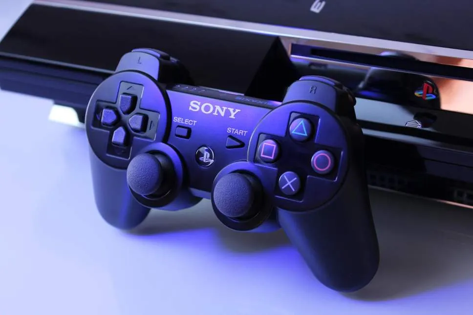 Tânăr de 18 ani, prins după ce a furat două televizoare și un Play Station