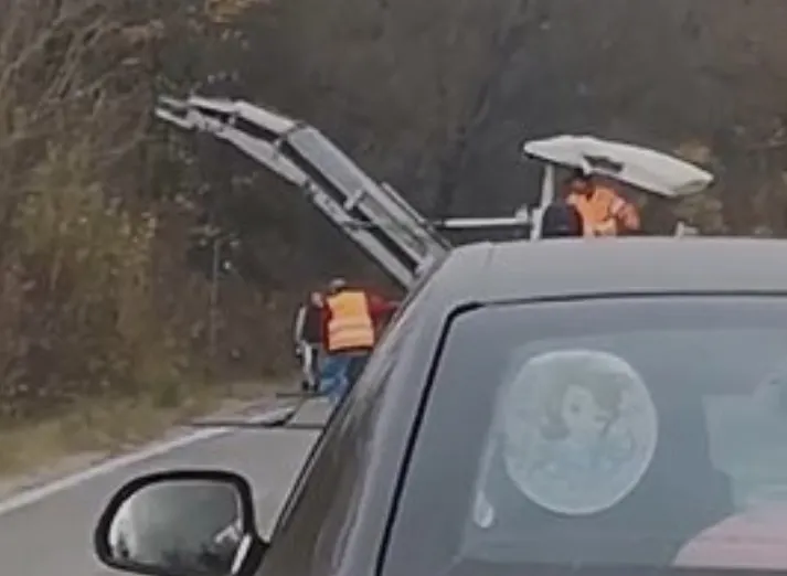 Muncitorii care repară un drum din Gorj aruncă asfalt în pădure