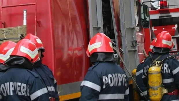 Incendiu la un apartament din Rovinari. Proprietarul s-a aruncat de la balcon