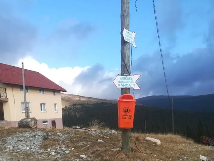 Un salt mare înainte pentru Rânca: Localitatea are coșuri de gunoi