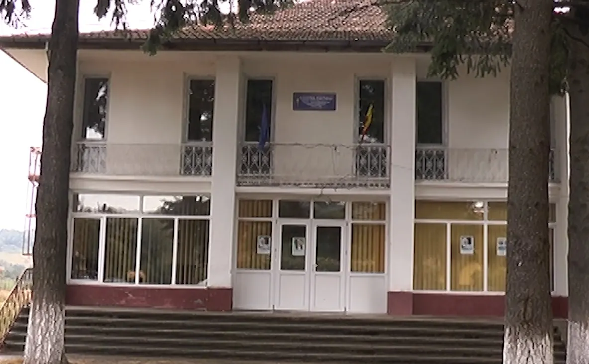 Scandal într-o comună din Gorj: Muncitorii care au renovat căminul cultural au amenințat că îi dau foc