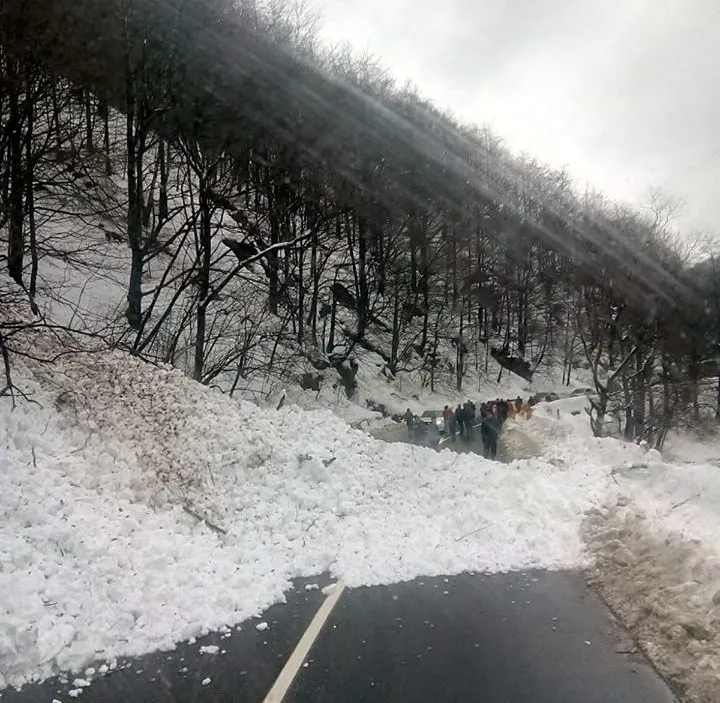 Defileul Jiului, blocat câteva ore de o avalanșă