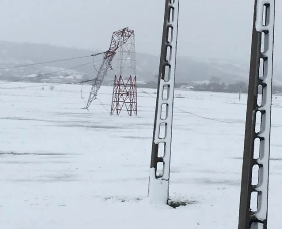 Zeci de localități din Gorj, în beznă din cauza ninsorilor abundente