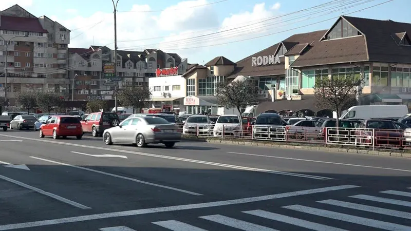 Trei mașini pe un loc de parcare, la Târgu Jiu