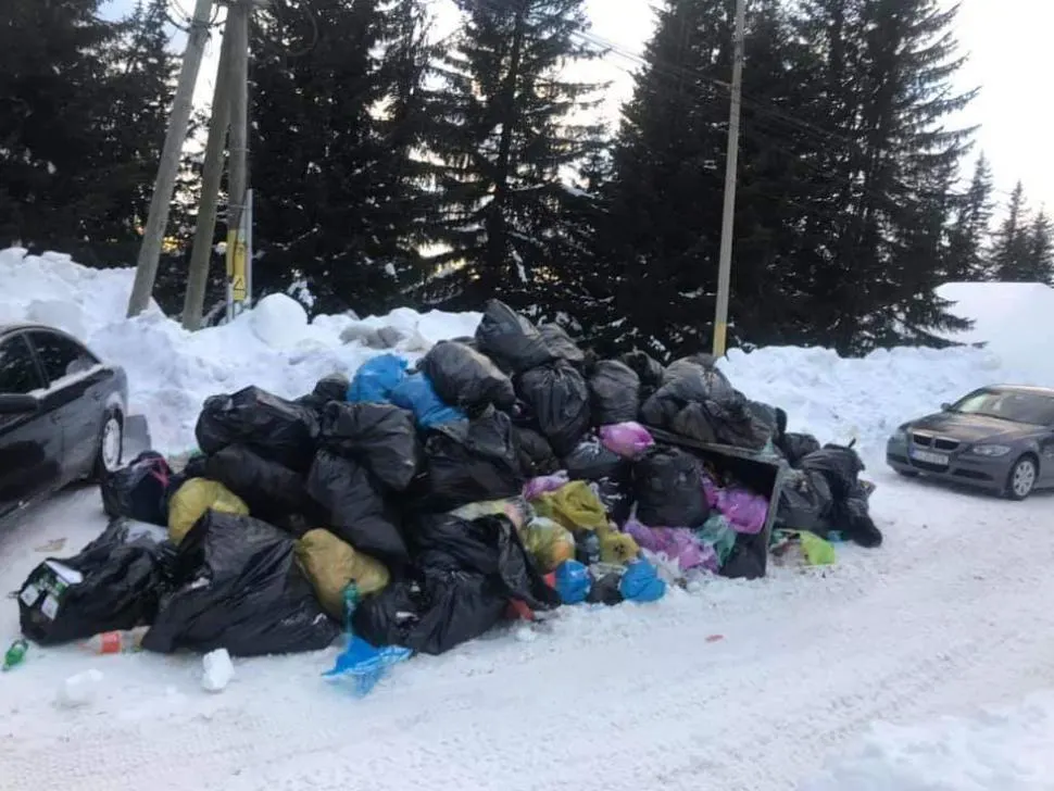 Sute de saci cu gunoaie, aruncați aiurea de turiștii de la Rânca
