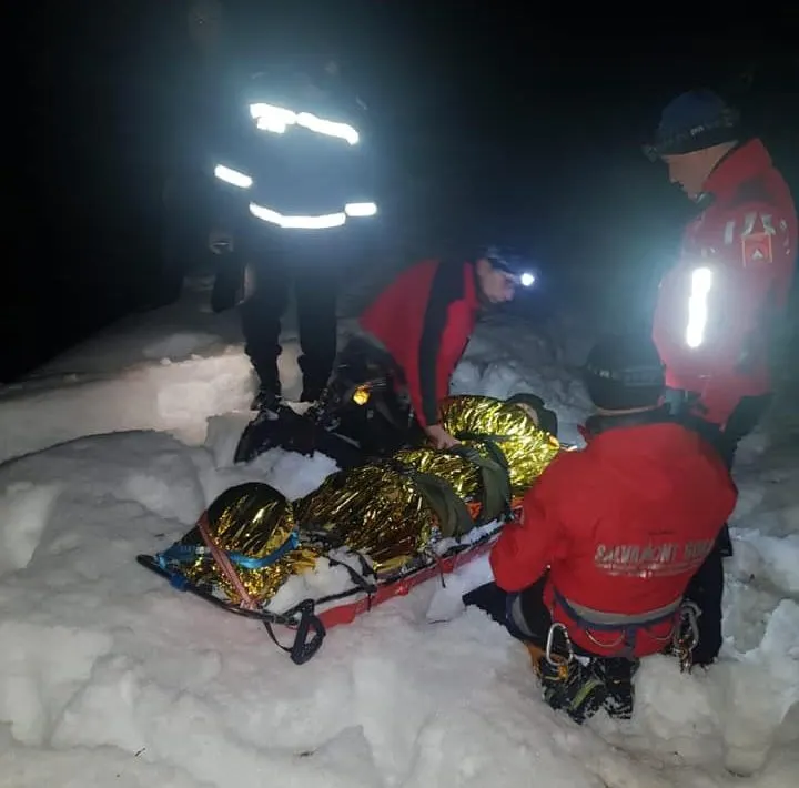 Salvatorii gorjeni au eliberat un bărbat prins în troiene de zăpadă