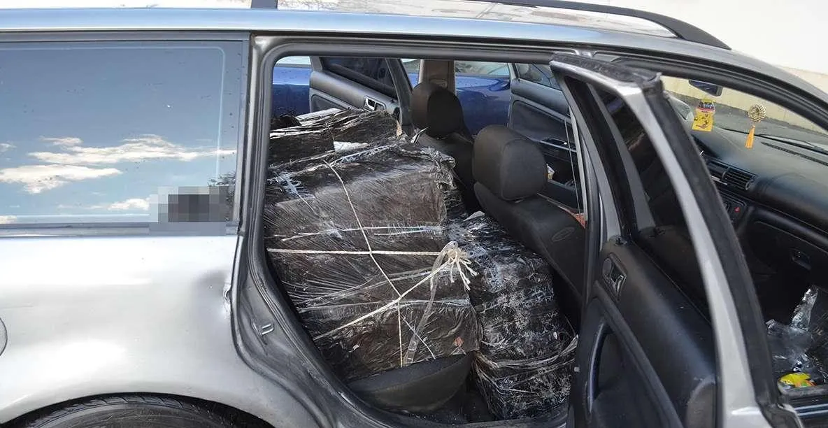 Doi gorjeni, prinși în timp ce transportau 6.000 de pachete de țigări de contrabandă