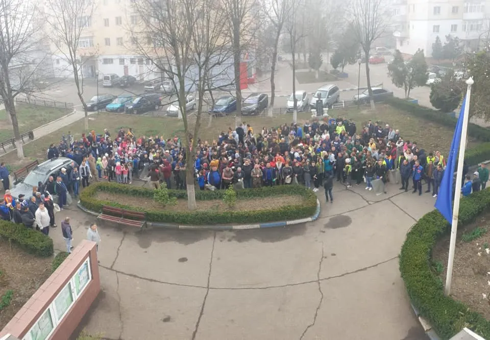 Angajații primăriei și elevii au făcut curățenie generală la Rovinari