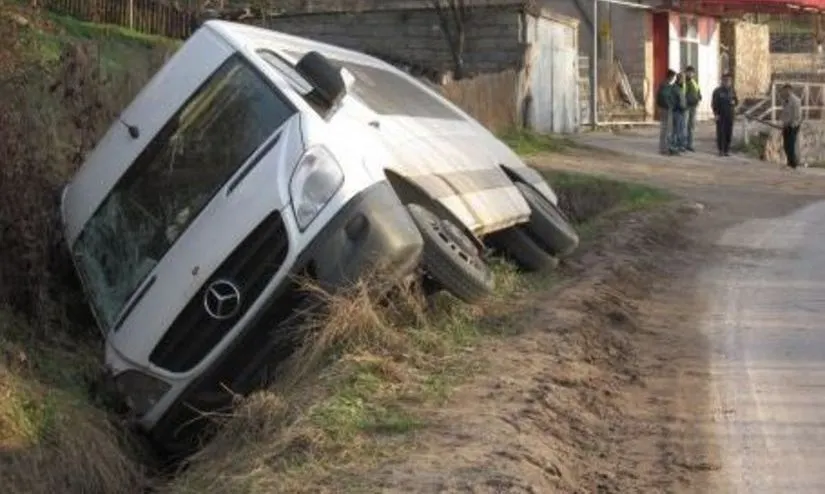 Probleme pe străzile Gorjului: Accident cu microbuz plin cu mineri