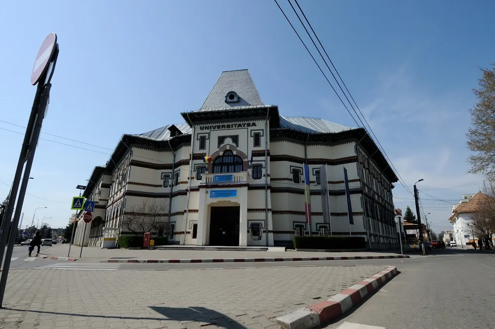 Conducerea Universității Constantin Brâncuși a luat 3 milioane de lei de la studenți și i-a dat angajaților