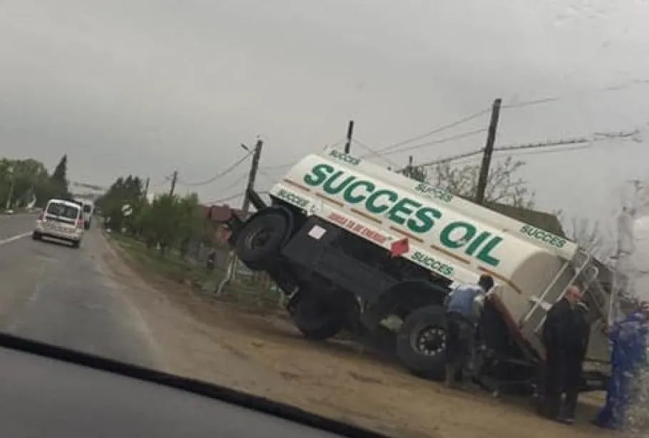 O cisternă plină cu combustibil a rămas în aer în Gorj!