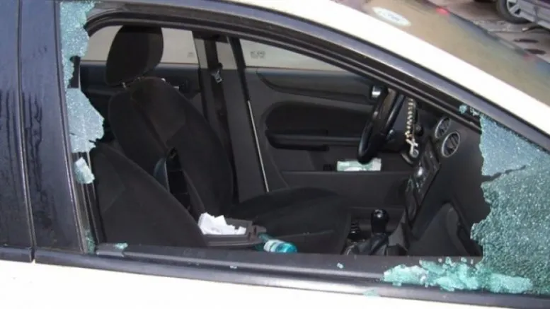 Micul vandal din Gorj: Un copil a devastat mai multe mașini și un magazin la Târgu Cărbunești