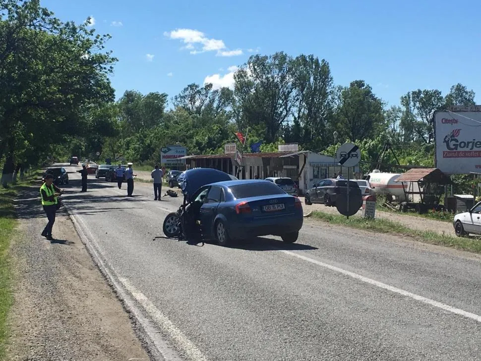 Accident grav la ieșirea din Târgu Jiu: Doi șoferi au ajuns la spital