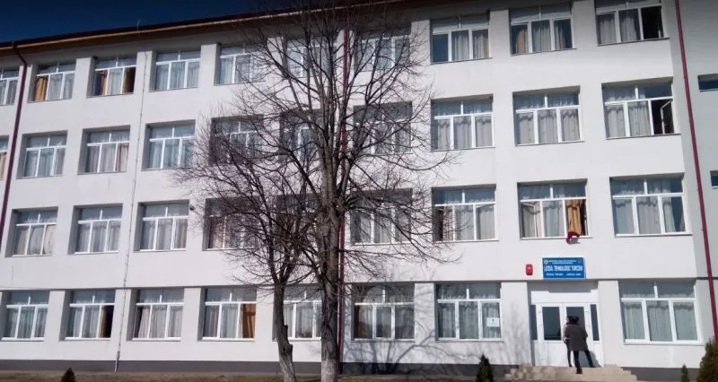 Un liceu din Gorj oferă gratuit o masă caldă elevilor