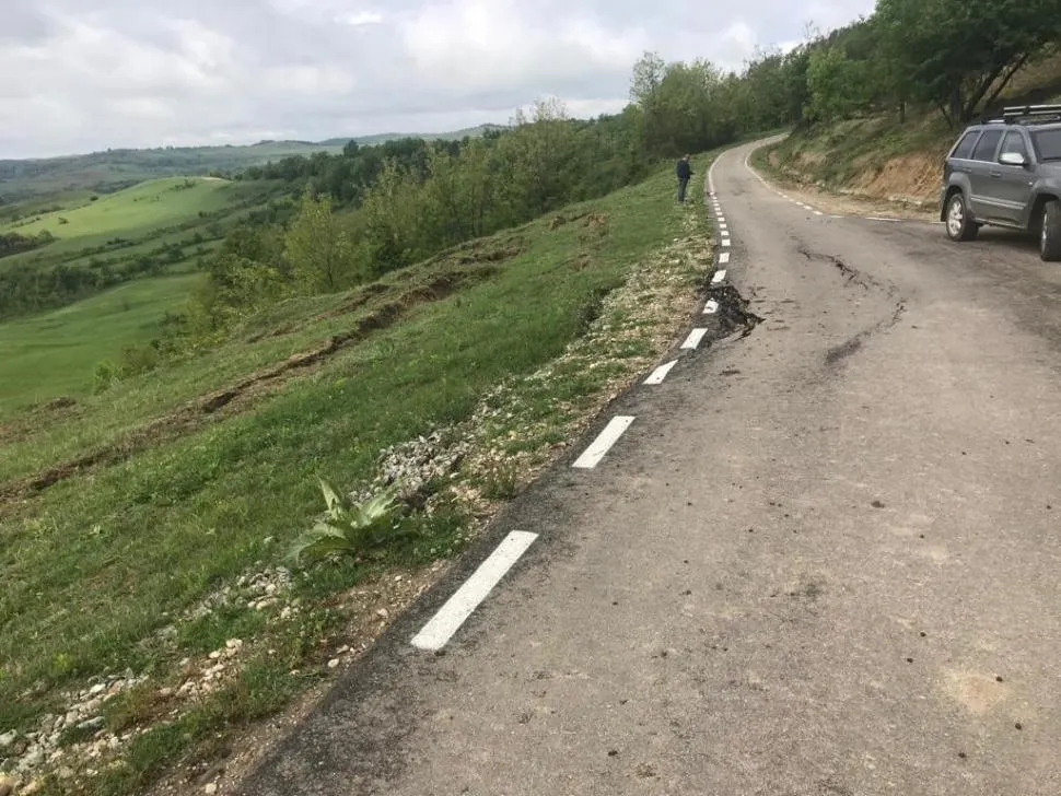 Un deal din Gorj o ia la vale cu o șosea cu tot