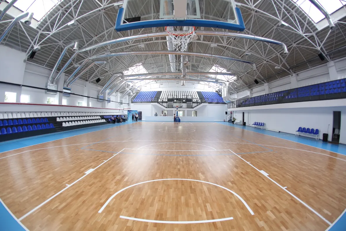 Sala de sport din Novaci, construită de o firmă cu un singur angajat