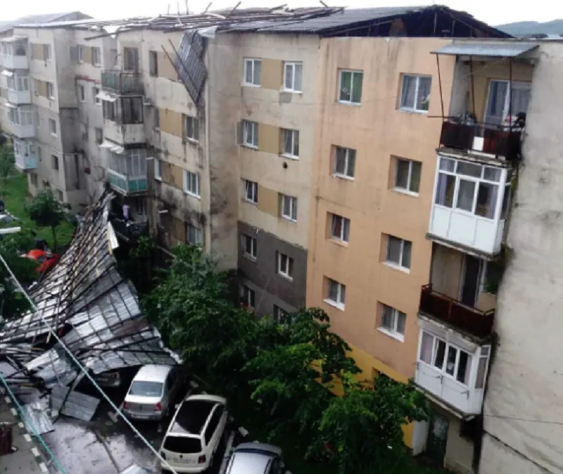 Acoperișul unui bloc din Târgu Cărbunești a fost spulberat de vânt. 4 mașini au fost distruse