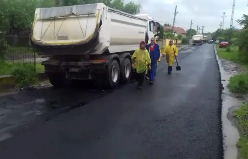 Într-o comună din Gorj se asfaltează în timpul potopului