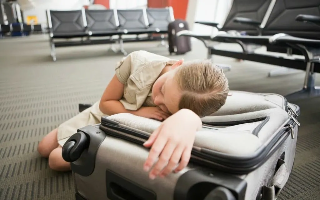 Zeci de copii români plecați în excursii organizate de profesori din Gorj au dormit prin aeroporturi