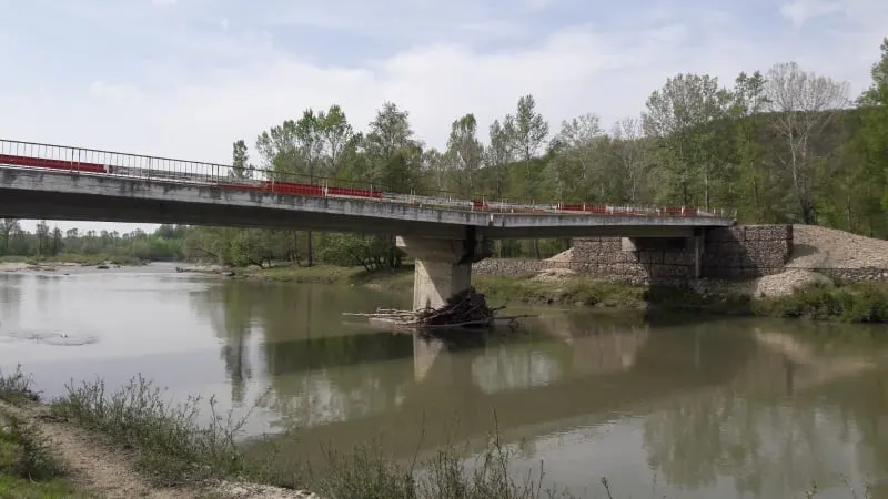 Sute de familii din Gorj riscă să rămână izolate din cauza unui dig distrus