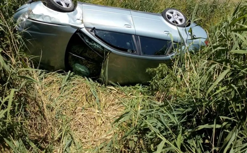 S-a răsturnat cu mașina și a fugit de la locul accidentului