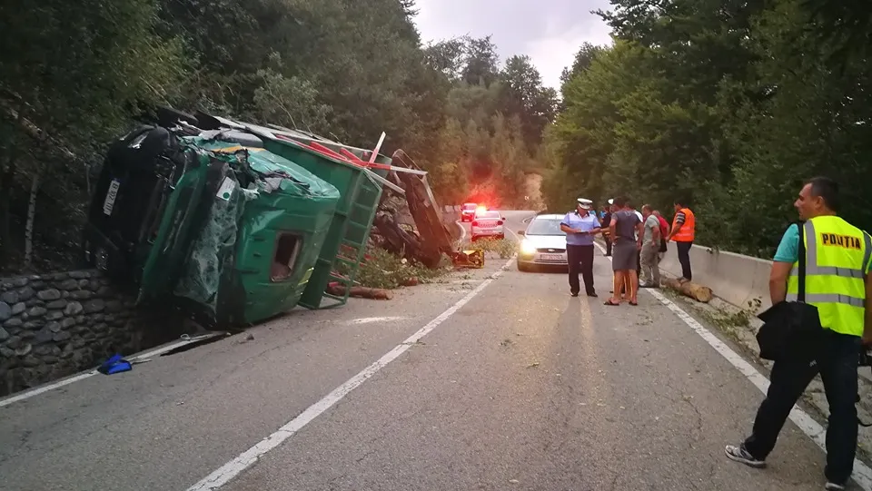 Au căzut 20 de metri în gol pe Transalpina. O familie cu doi copii, la spital după ce s-a răsturnat cu un tir cu lemne