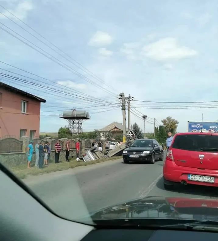 A intrat cu mașina într-un copac de lângă Coloana Infinitului