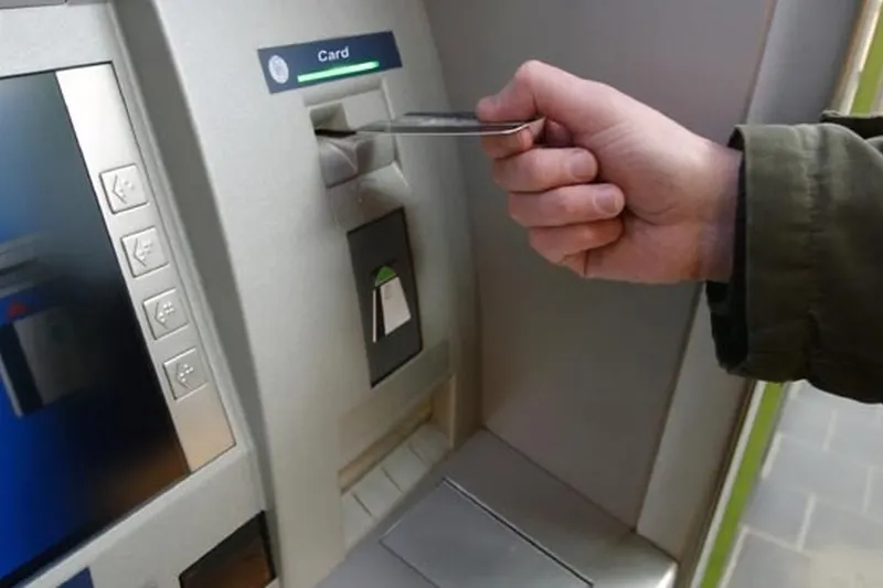 Câți bani au reușit să fure hoții din bancomatul de la Polovragi