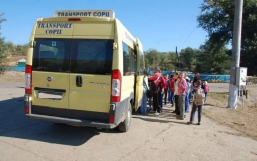 Un primar din Gorj conduce și microbuzul școlar al comunei