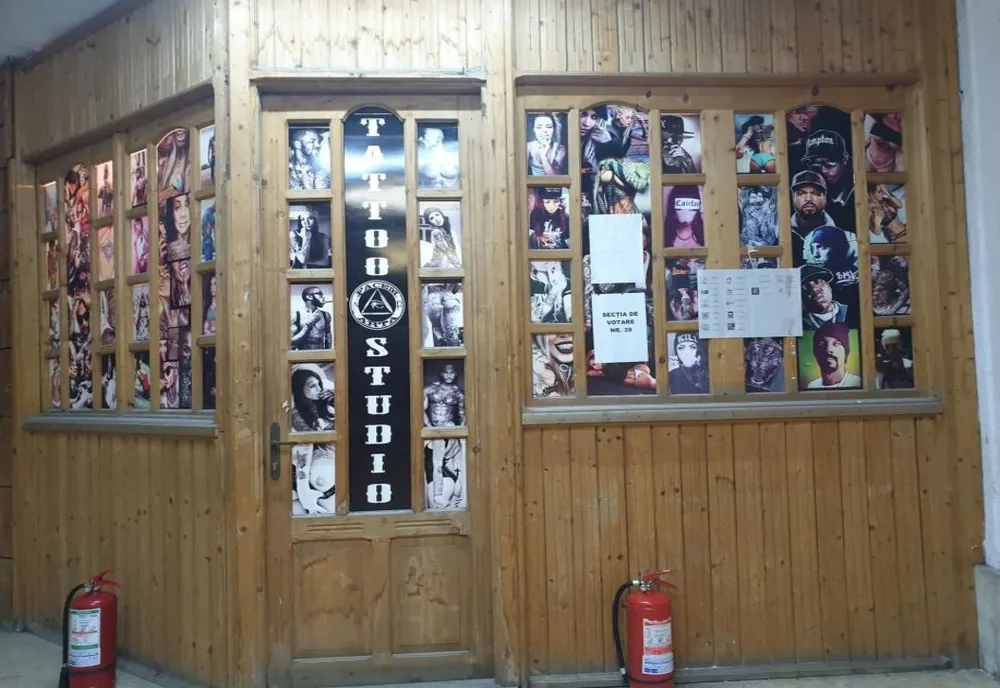 Secție de votare într-un salon de tatuaje, la Târgu Jiu