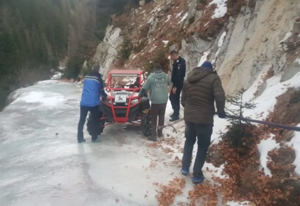 Trei olteni au rămas blocați pe un drum de gheață din Gorj