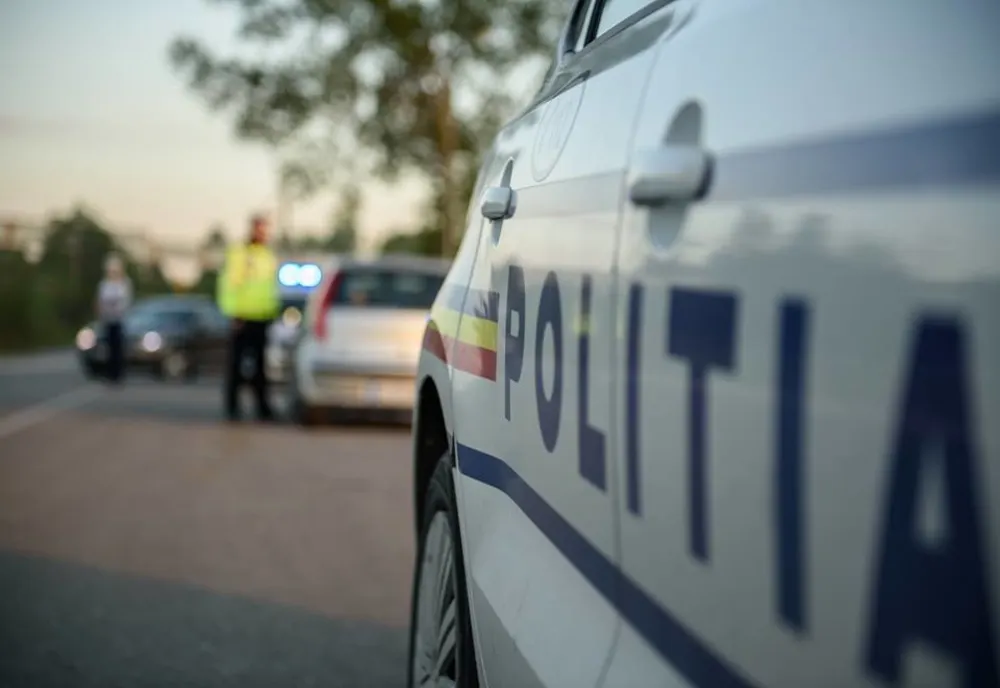 Un șofer gorjean a fugit de polițiști, după care și-a abandonat mașina pe un câmp