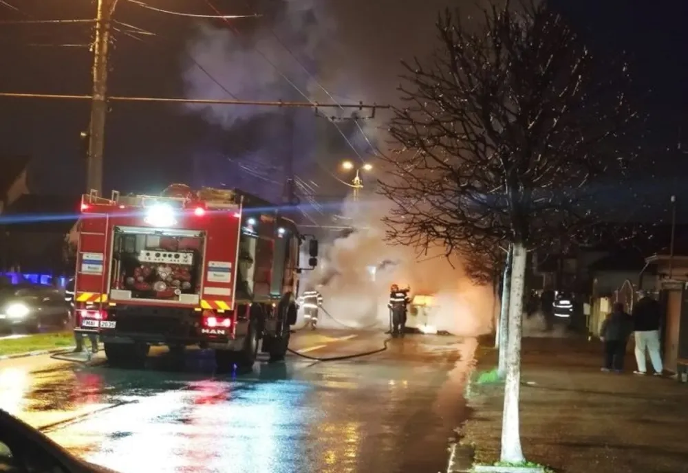 Mașină mistuită de flăcări pe o stradă din Târgu Jiu