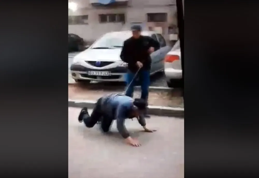 Spectacol ieftin la Bumbești Jiu: Un bărbat și-a scos prietenul în lesă prin oraș