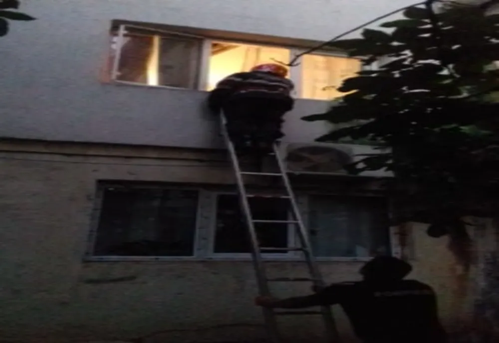 O bătrână din Târgu Jiu s-a trezit, luni seara, cu pompierii la uşa sa. Care a fost motivul? 