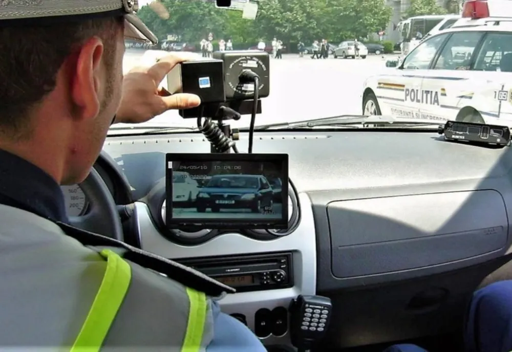Arme și muniție descoperite în două autoturisme aflate în trafic