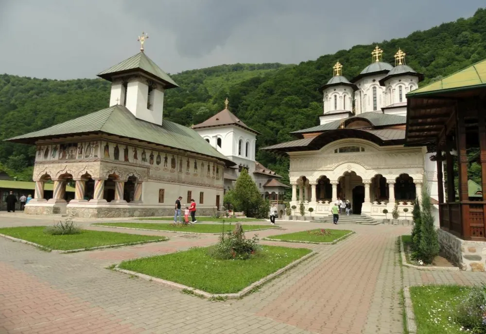 Focar COVID la mănăstirea Lainici. Mai mulți călugări depistați pozitiv cu Sars-Cov-2