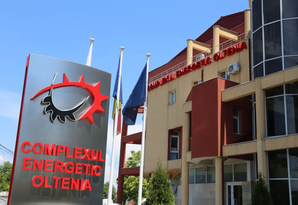 Protest în faţa Prefecturii Gorj. Zeci de angajaţi ai CEO au ieşit în stradă
