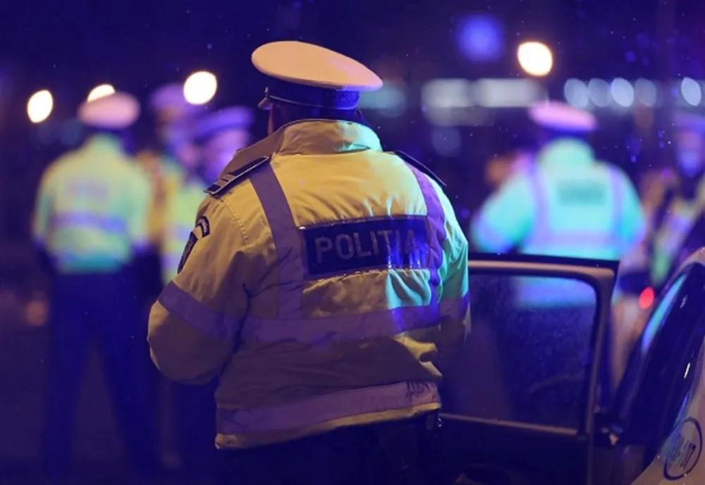 Reținuți de polițiști după ce au agresat doi tineri într-o stație PECO 