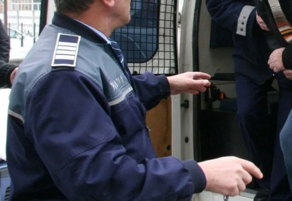 Un tânăr din Gorj a fost reţinut după ce a ameninţat o tânără cu bătaia, dacă nu se întâlni cu el