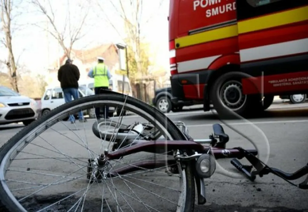 Un biciclist în vârstă de 82 de ani, din Târgu Jiu, la spital după ce a fost acroșat de o mașină