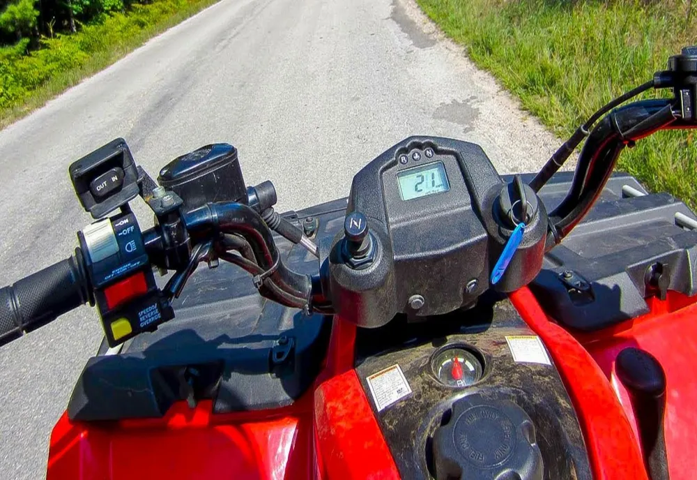 Tineri răniți duminică la Rânca după ce s-au răsturnat cu ATV-ul