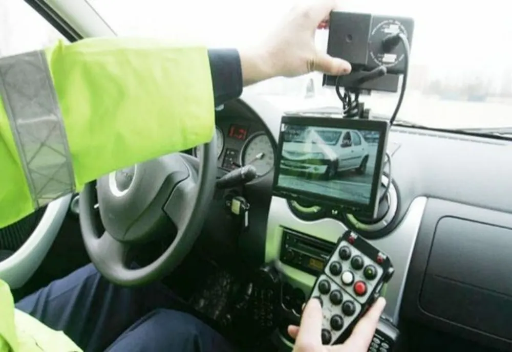 Șofer din Gorj, transformat în pieton de polițiștii din Hunedoara. Cât a indicat aparatul radar